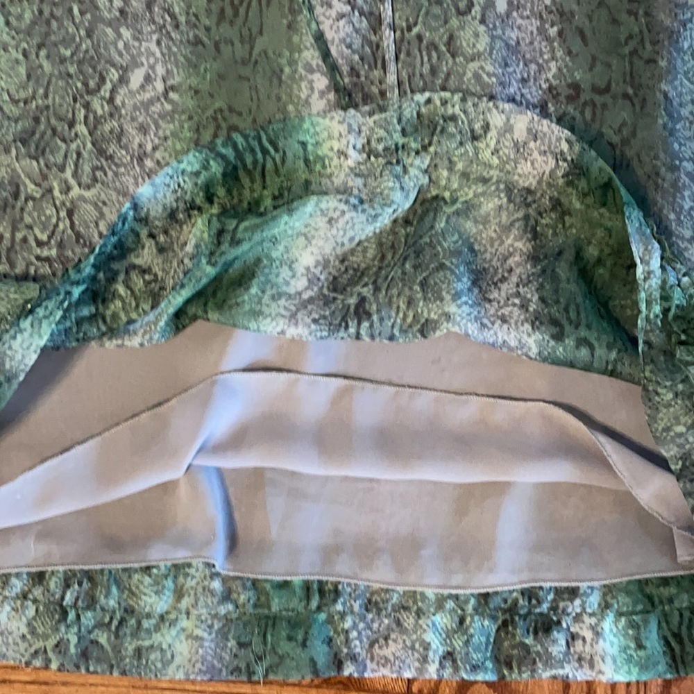 NWOT WOMEN’S RUFFLED sleeveless BLOUSE green snakeskin pattern neck tie L - Picture 10 of 16